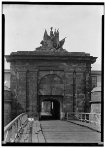 Fort Jay's East sallyport 1934 photo (LOC - HABS NY,31-GOVI,1-)